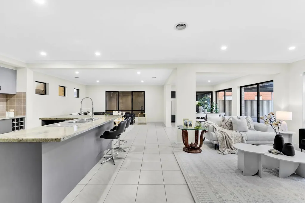 Keysborough 4 Bedroom The Brief: A Grand Family Home with Endless Possibilities NO EASEMEN!! KEYSBOROUGH CRYSTAL WATERS ESTATE!