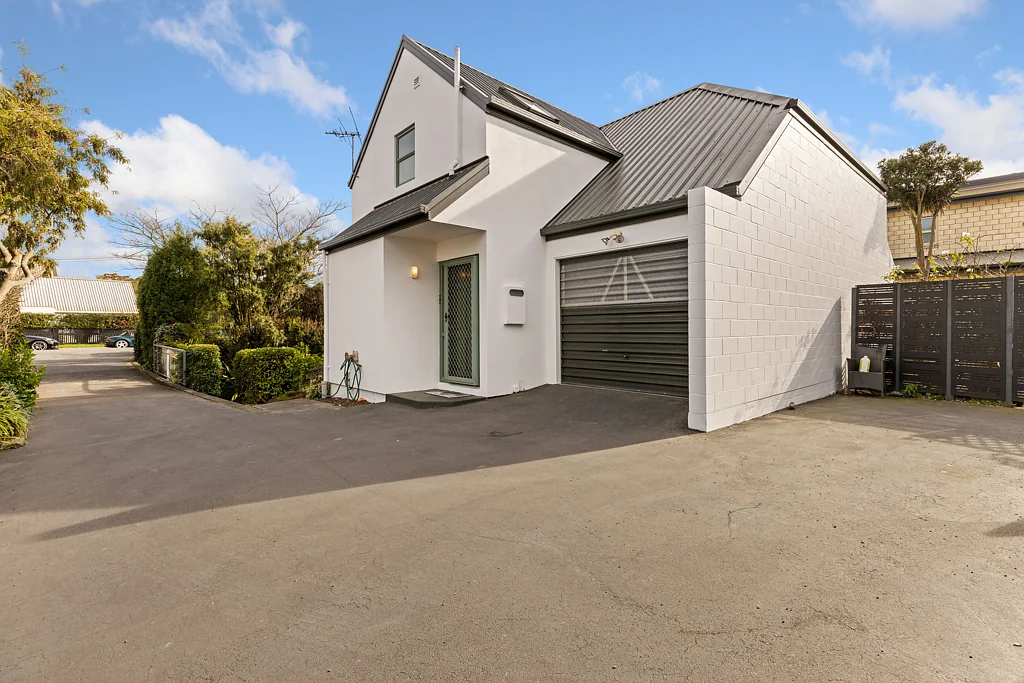 Saint Albans 3غرفة نوم Streamside living in desirable Saint Albans.