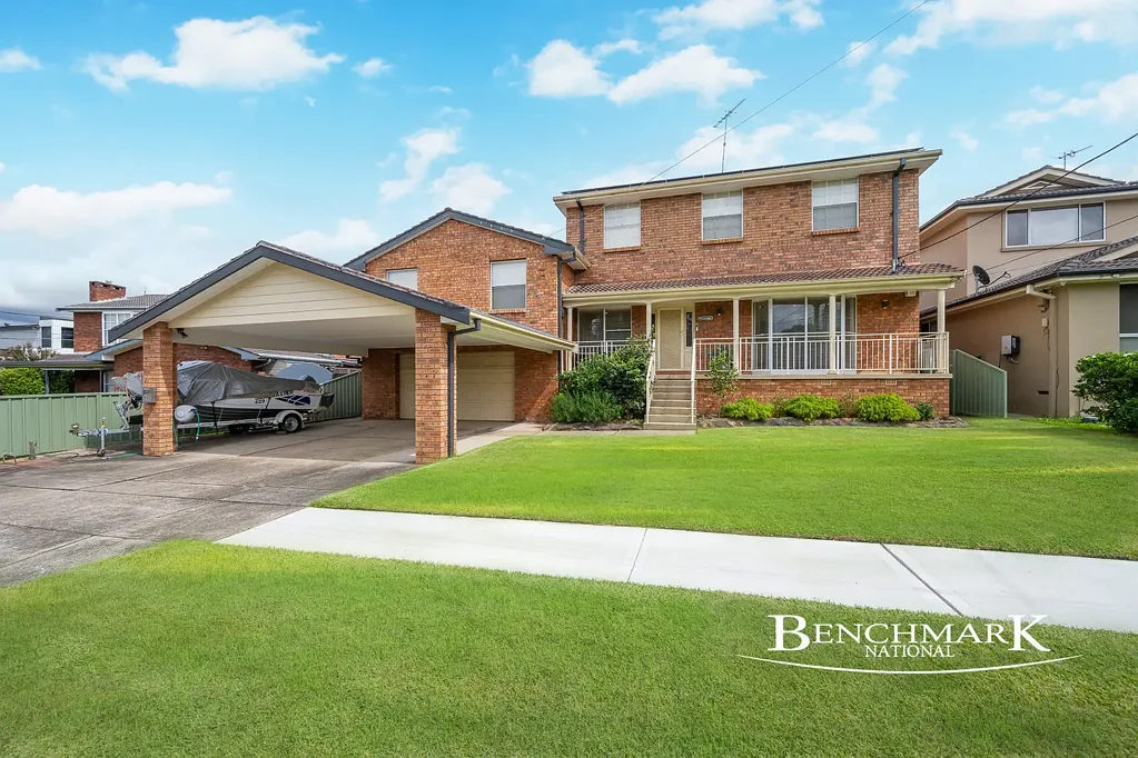 Moorebank 7Phòng ngủ Versatile Family Living with Room for Everyone!
7 Bedrooms | 3 Bathrooms | 4 Toilets | 4-Car Parking | Inground Pool