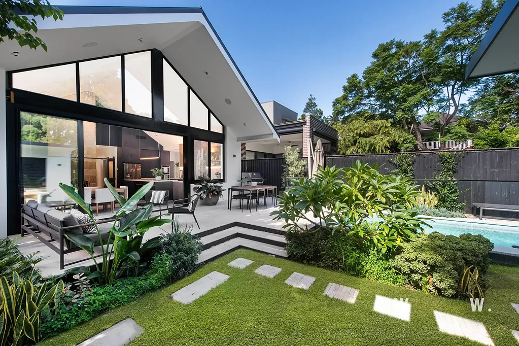 Drummoyne 4房 黄金海湾地址 现代优雅定制 高拱顶宽敞布局 Dolomite石材厨房 绿意庭院泳池 双车库智能家居 Refined Family Living with Supreme Style and Comfort