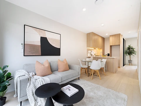 Mount Albert 2房 超值联排别墅，几近全新，商圈+交通配套一流，仅售899,000！ Low stress, easy living - MUST BE SOLD!