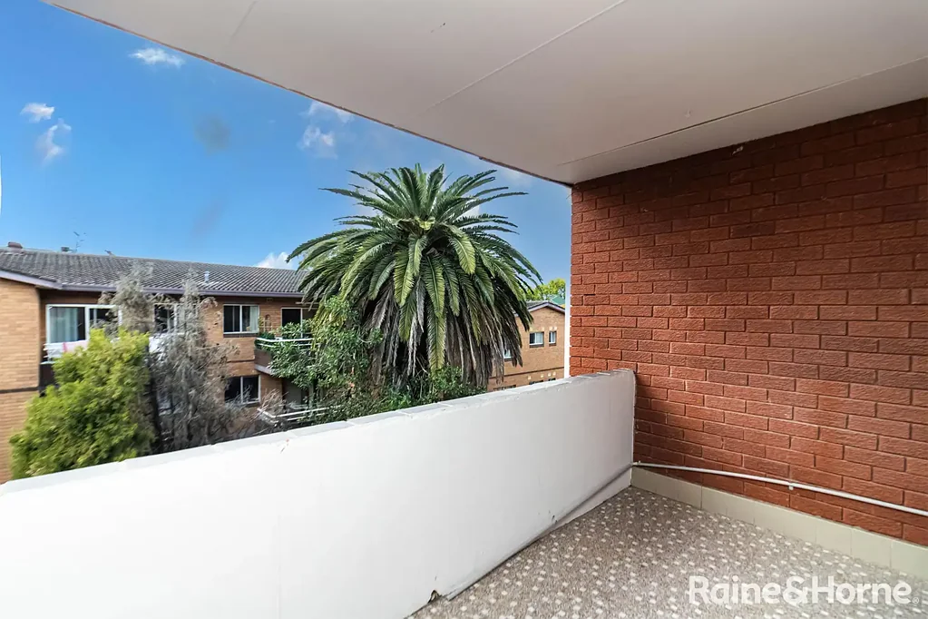 2 Bedroom Unit in Great Location!