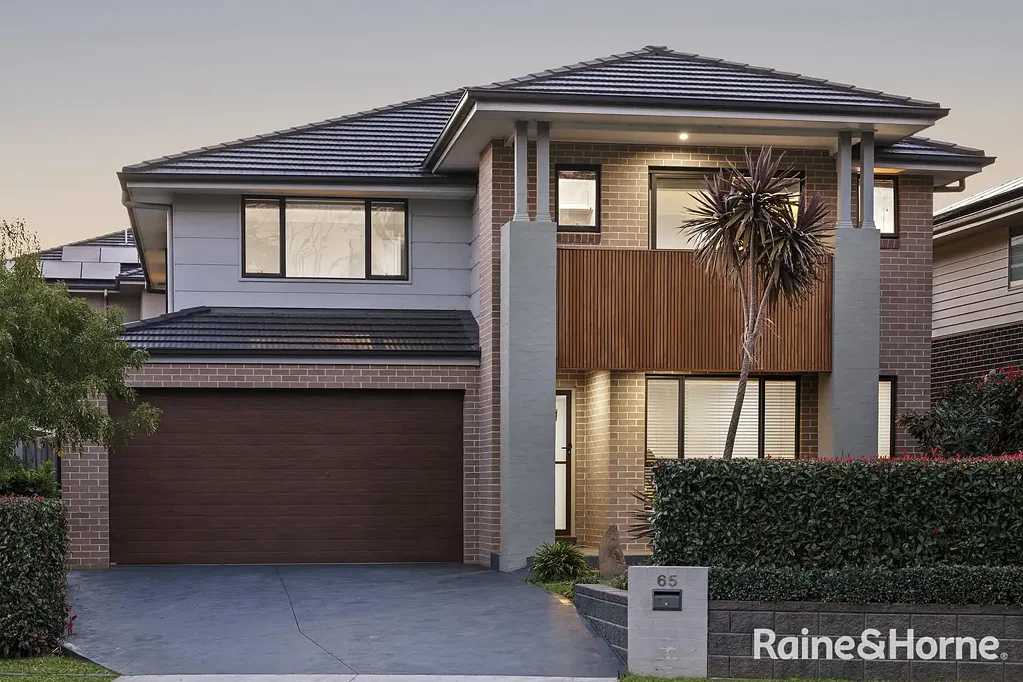 Edmondson Park 5 Bedroom Luxurious 5-Bedroom, 3-Bathroom Ex-Display Home with Space to Spread Out