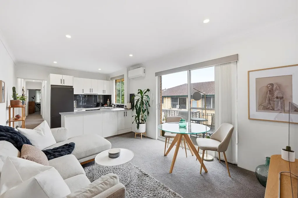 Gladesville 2房  Private leafy outlook in a convenient locale