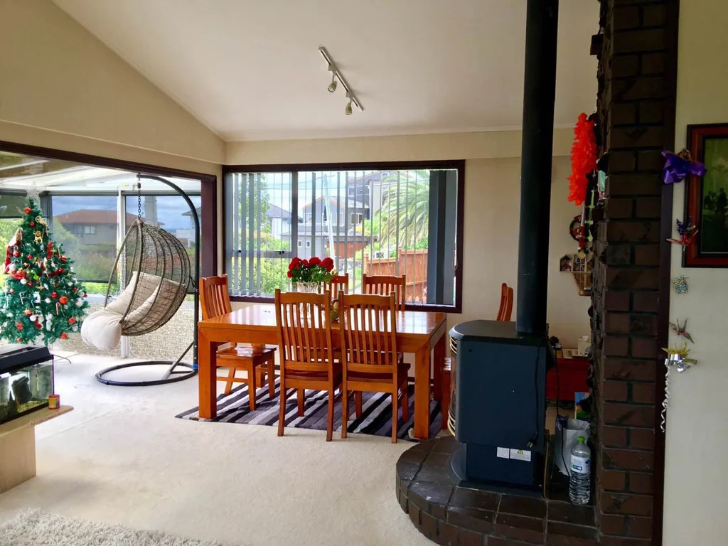 位于 Murrays Bay Intermediate 和 Rangitoto College 学区内