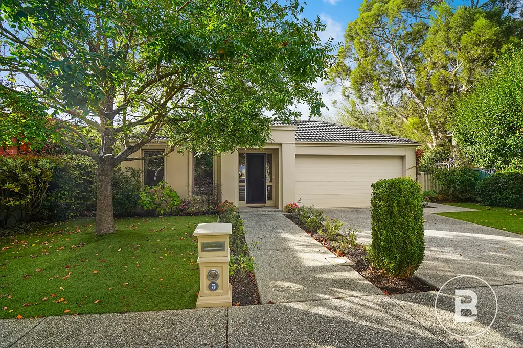 5 St Michaels Place, Lake Gardens, VIC 3355