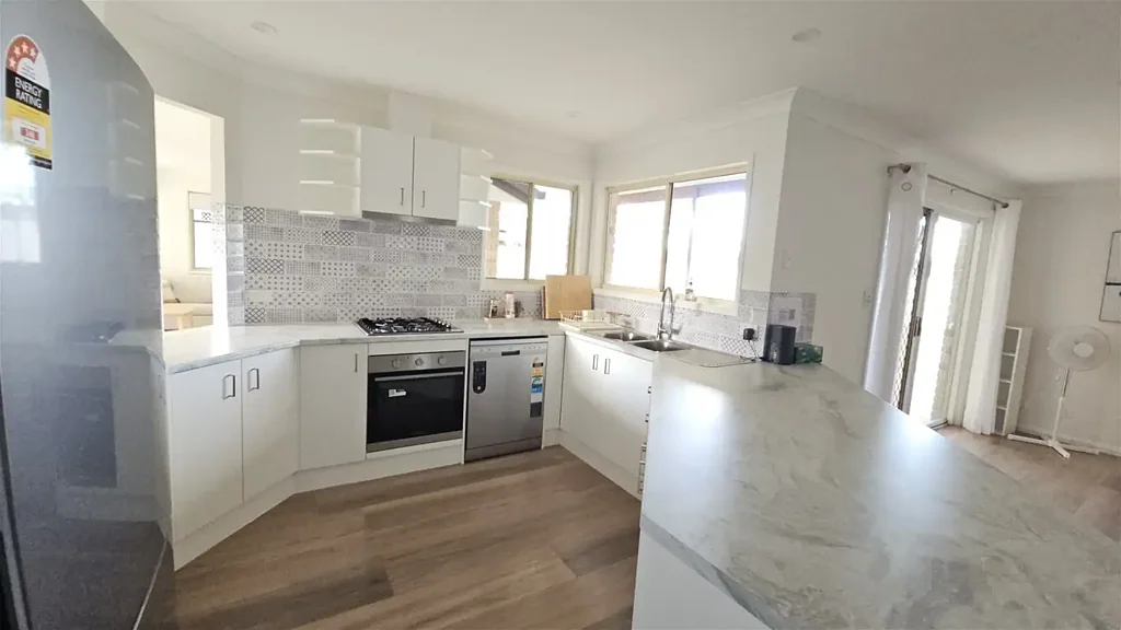 Great Location Family Home (furnished $1100 per week)