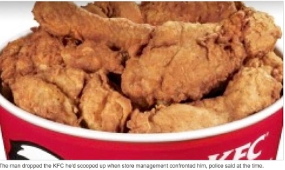 是有多饿？！一男子跳上KFC柜台抢鸡块 被控出庭