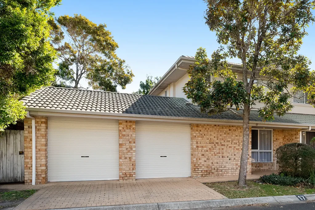 Carina 3 Bedroom Winning credentials - Pool, plenty of lawn, pin-drop quiet & a secure gated setting, minutes to Westfield