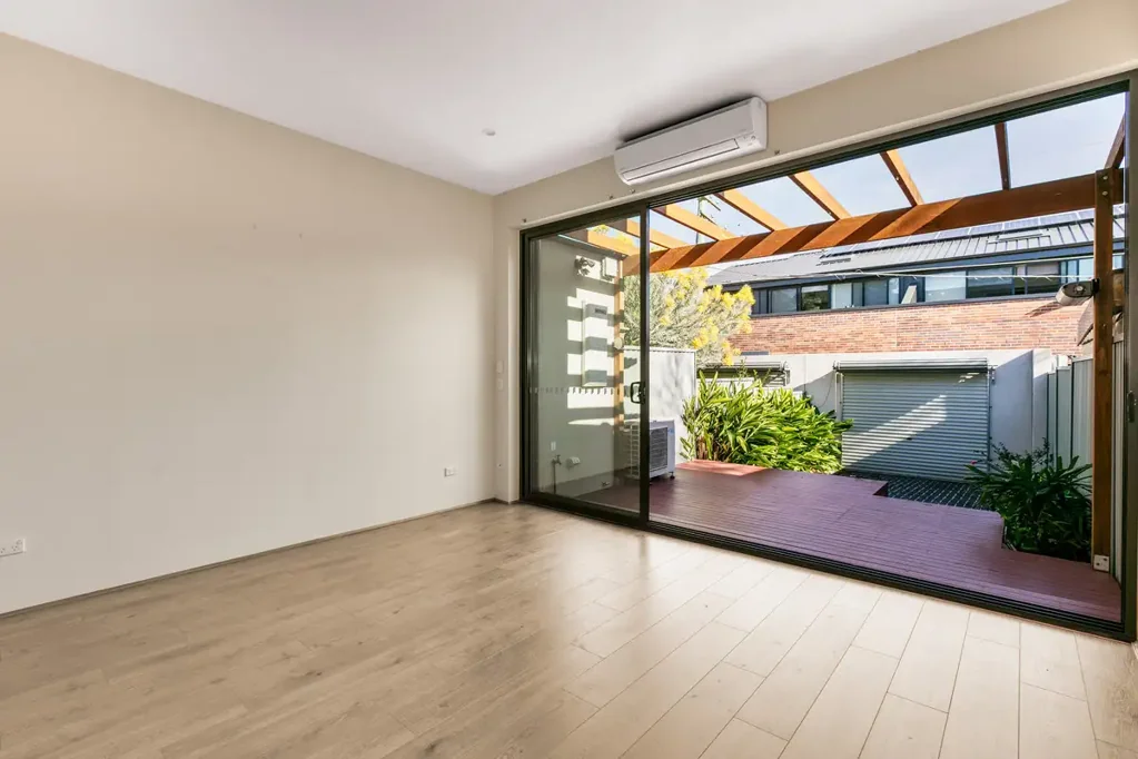 Contemporary terrace / convenient city locale