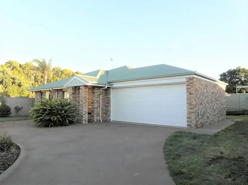 Private Family Home - Walk to Park & Shops