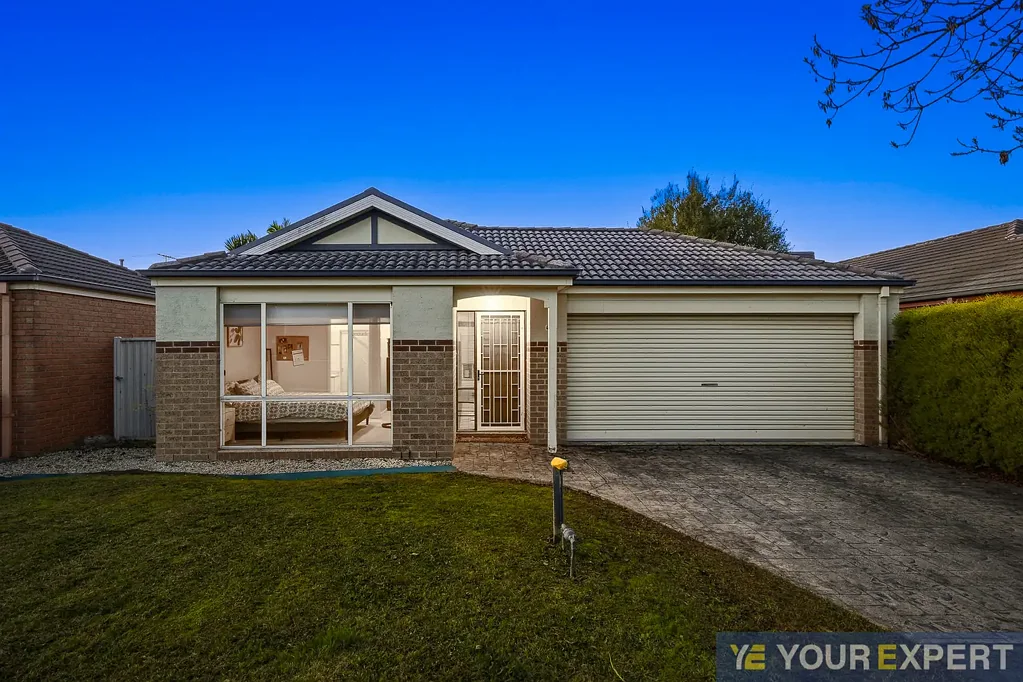 Cranbourne West 3Phòng ngủ Park-Facing Family Home with Multiple Living Zones & Exceptional Outdoor Entertaining!!