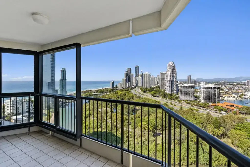 Main Beach 2 Bedroom Space, Views, Possibilities