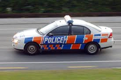 怀卡托一名男子撞车后盗走警车