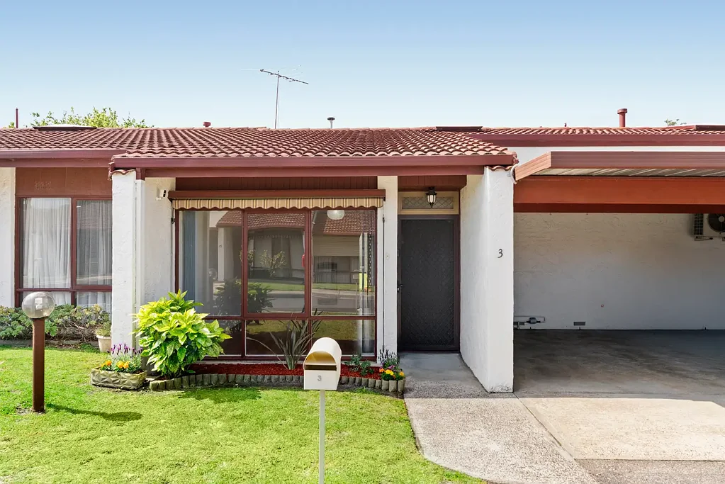 Clarinda 1房 明亮单层别墅 宽敞客厅木地板 分体冷暖空调 独立厨房燃气灶 用餐区通庭院 大卧内置衣柜 浴室洗衣一体 后部通道绿园 Polished contemporary living in superb location OVER 55 VILLAGE