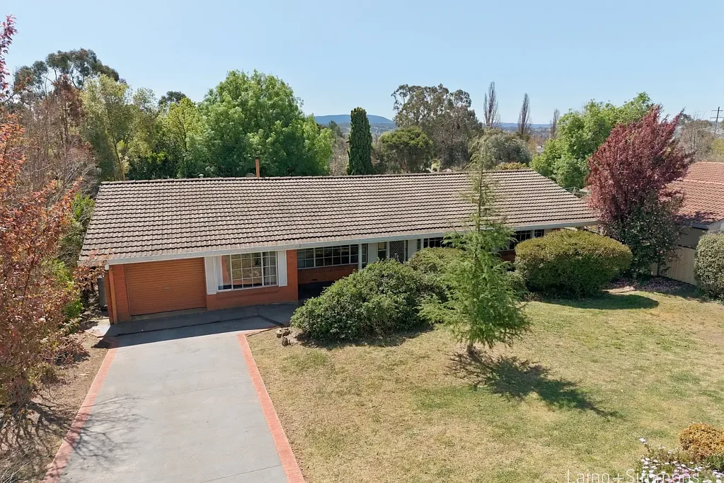 Armidale 4कमरा South Hill Family Home with Plenty of Potential
