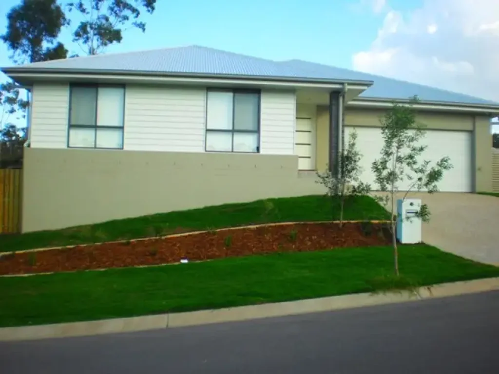 Modern Family Home in Springfield Lakes