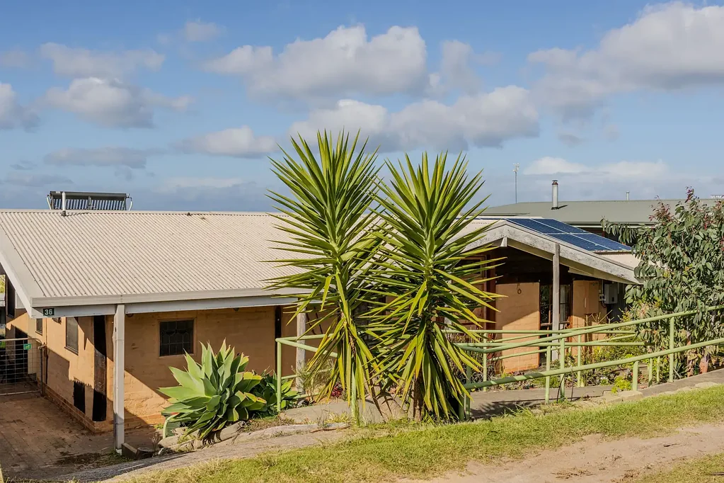 Mallacoota 3Habitaciones Charming 2-Bedroom Home with Bungalow – Ocean & Lake Views