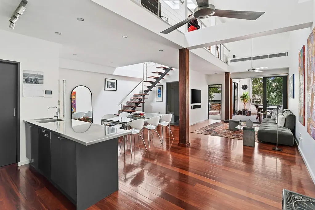 Chippendale 2房 顶层City Mews 电梯直达 双层布局 抛光Jarrah地板 厨房Ilve电器 露台树景 New York style loft in a leafy downtown setting
