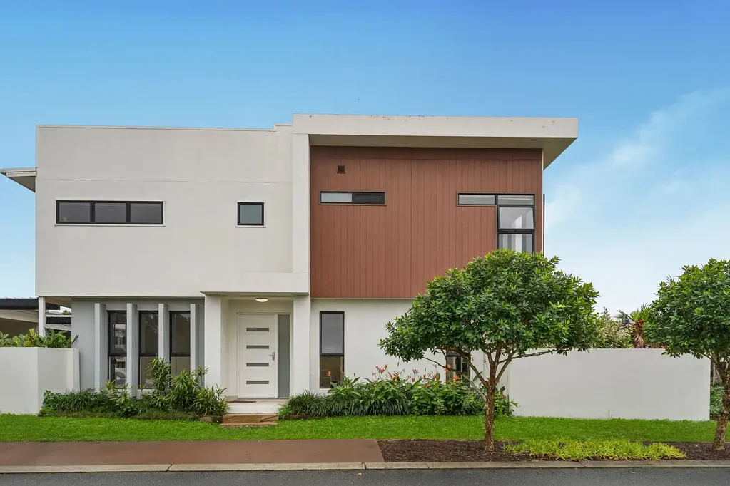 STUNNING TOWNHOME IN COVA ESTATE