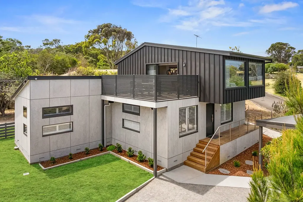 Aireys Inlet 3房  STYLISHLY RENOVATED BEACHSIDE LIVING WITH OCEAN VIEWS