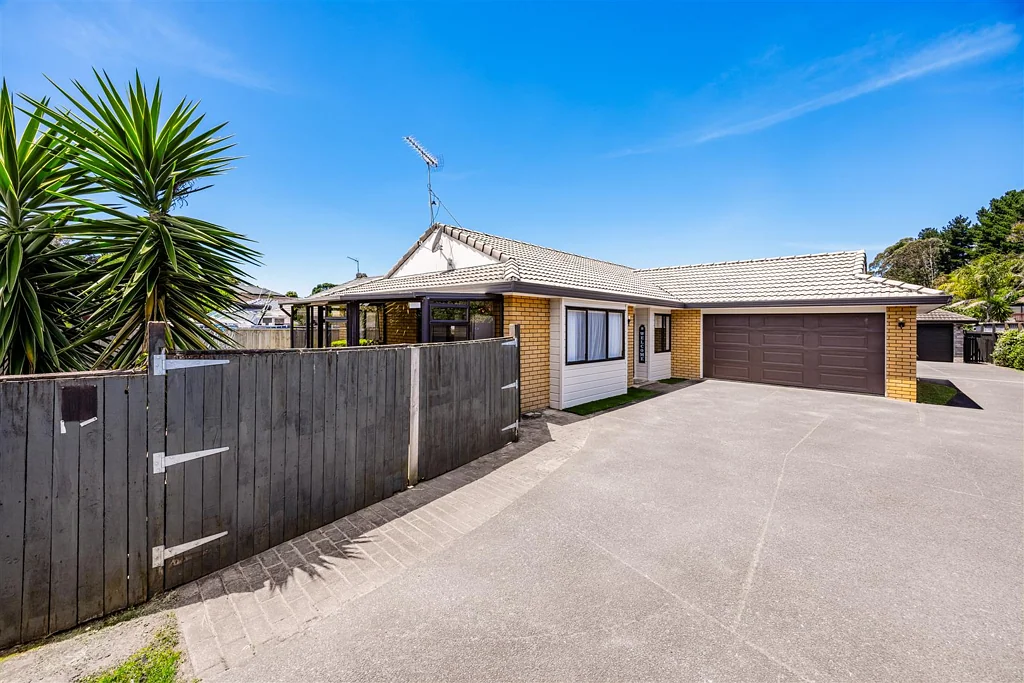 Half Moon Bay 3 Bedroom Single Level Brick & Tile Comfort in Macleans Zone