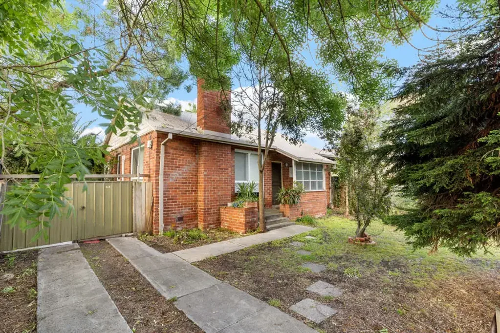 Heidelberg West 2Zimmer A Classic, Red Brick Home on Large Block