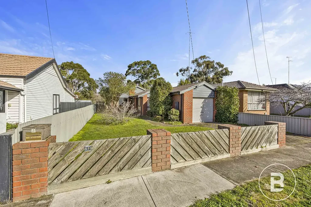 Soldiers Hill 3房  BRICK THREE BEDROOM ON BIG BLOCK