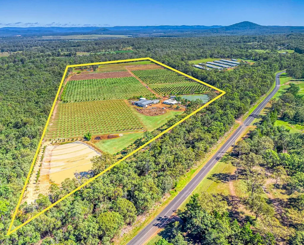 Coominya 3部屋 SERIOUS MONEY BUT NON-SOPHISTICATED FRUIT FARM - LAND SIZE: 16.19HA (40 acres)