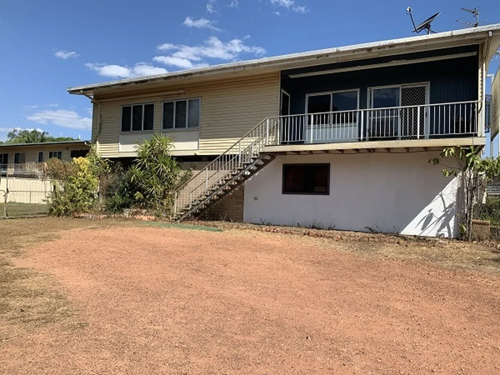 Trunding 3Kwarto HIGHSET HOME WITH LARGE FULLY FENCED BACKYARD
