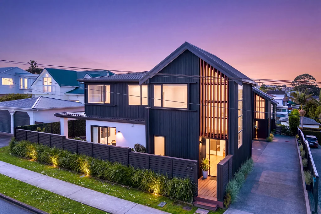 Hauraki 4 Slaapkamer Designed to Impress at a Coveted Address!