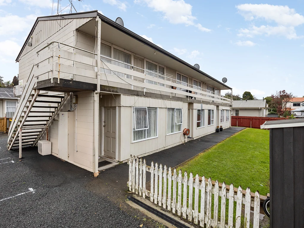 Hamilton Central 2 Bedroom Fresh Renovation – Smart Investment
