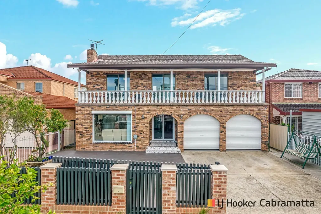 St Johns Park 4Habitaciones Solid Double-Storey Home in a Convenient and Peaceful Location