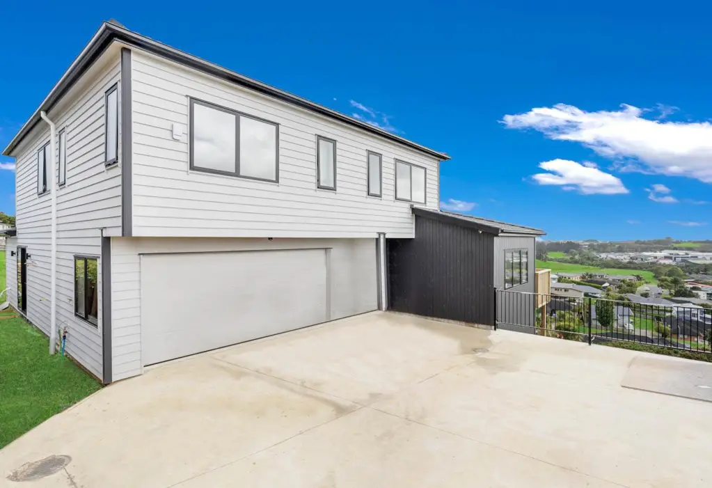 Pukekohe 7房  **Unleash Unrivaled Luxury:**