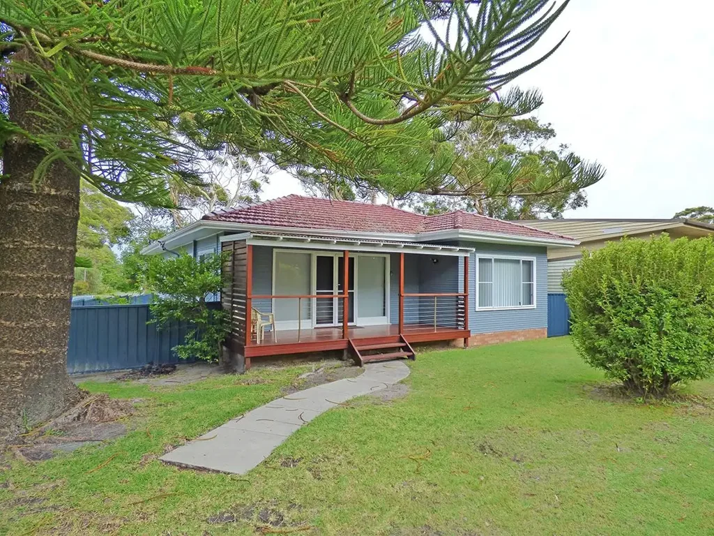 BATEAU BAY BEACH LIVING
