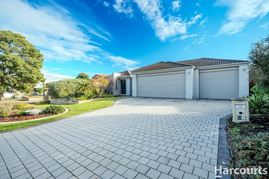 Carramar 4房  EXTRA LARGE FAMILY HOME WITH TRIPLE CAR GARAGE
