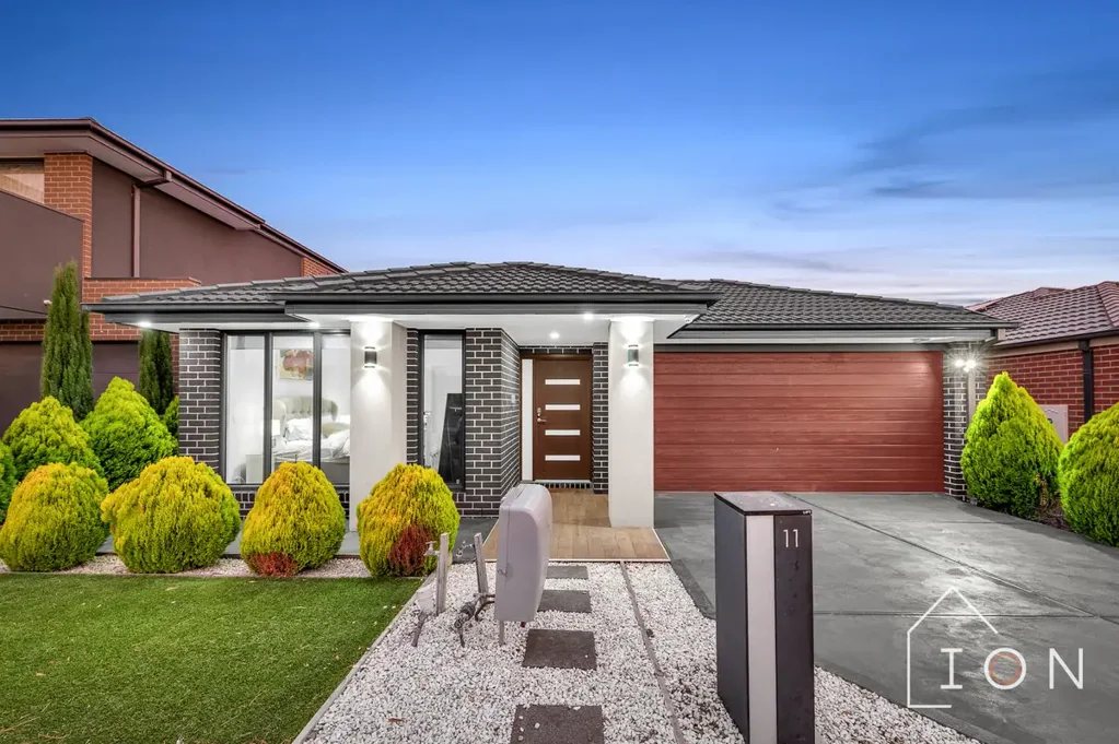 11 Broadbank Crescent, Clyde North, VIC 3978