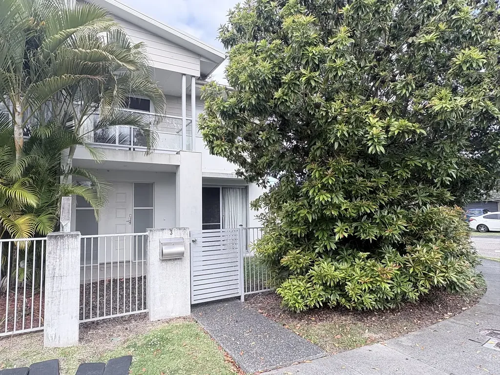 FRESHLY PAINTED & BRAND-NEW CARPETS - Simple and Modern Townhouse Living