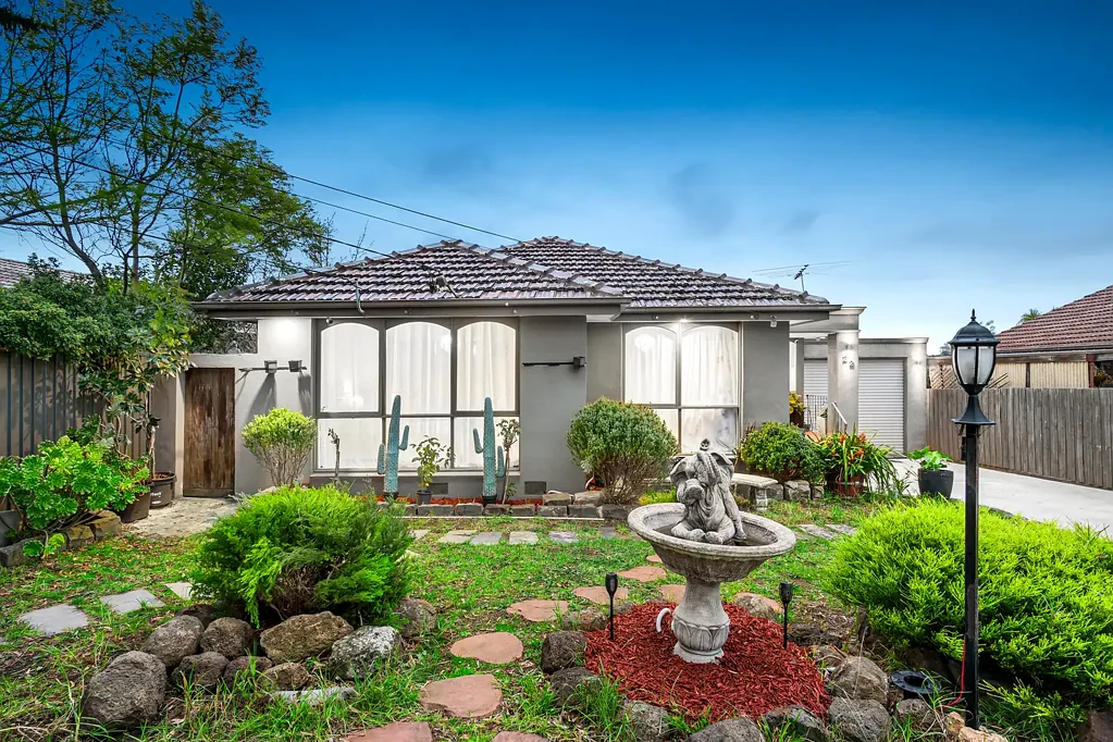 Bundoora 3房 绿树街道宁静居所 翻新内饰时尚厨 三卧双车位车库 宽敞后院果树园 步行学公园电车站 Family Comfort, Modern Touches & a Superb Location