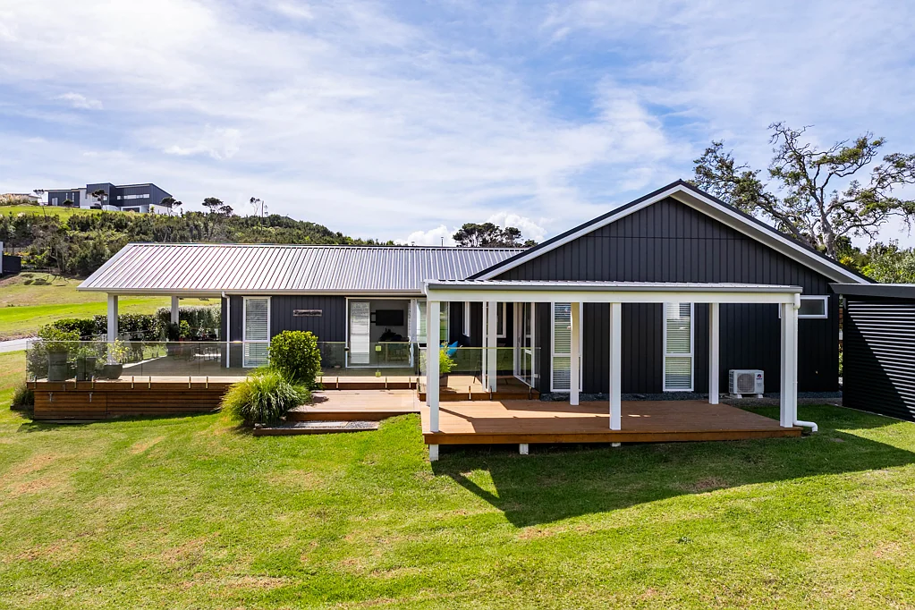 Mangawhai Heads 3ਬੈੱਡਰੂਮ Sleek interior and picturesque estuary views