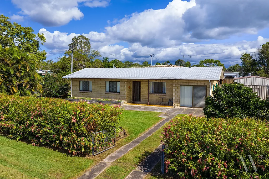Tin Can Bay 4部屋 SOLID BRICK HOME OFFERING A FANTASTIC FIRST HOME BUYER OR INVESTMENT OPPORTUNITY!