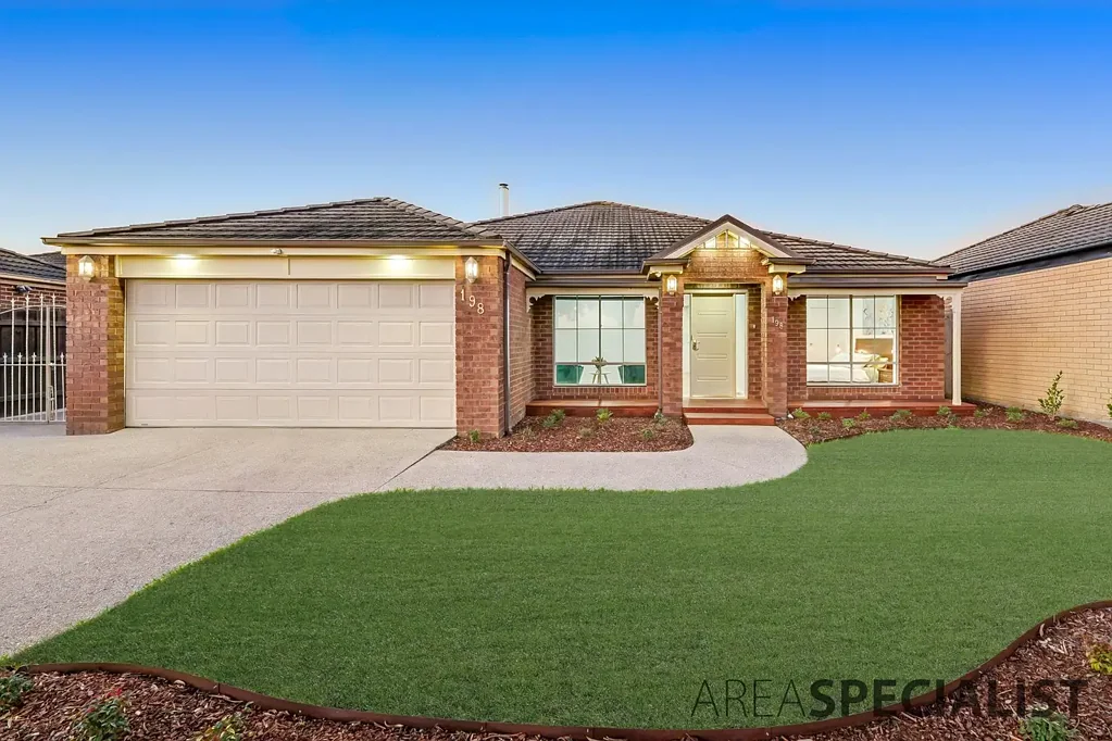 Lynbrook 4Moenga Beautifully Refreshed Family Living with Resort-Style Entertaining