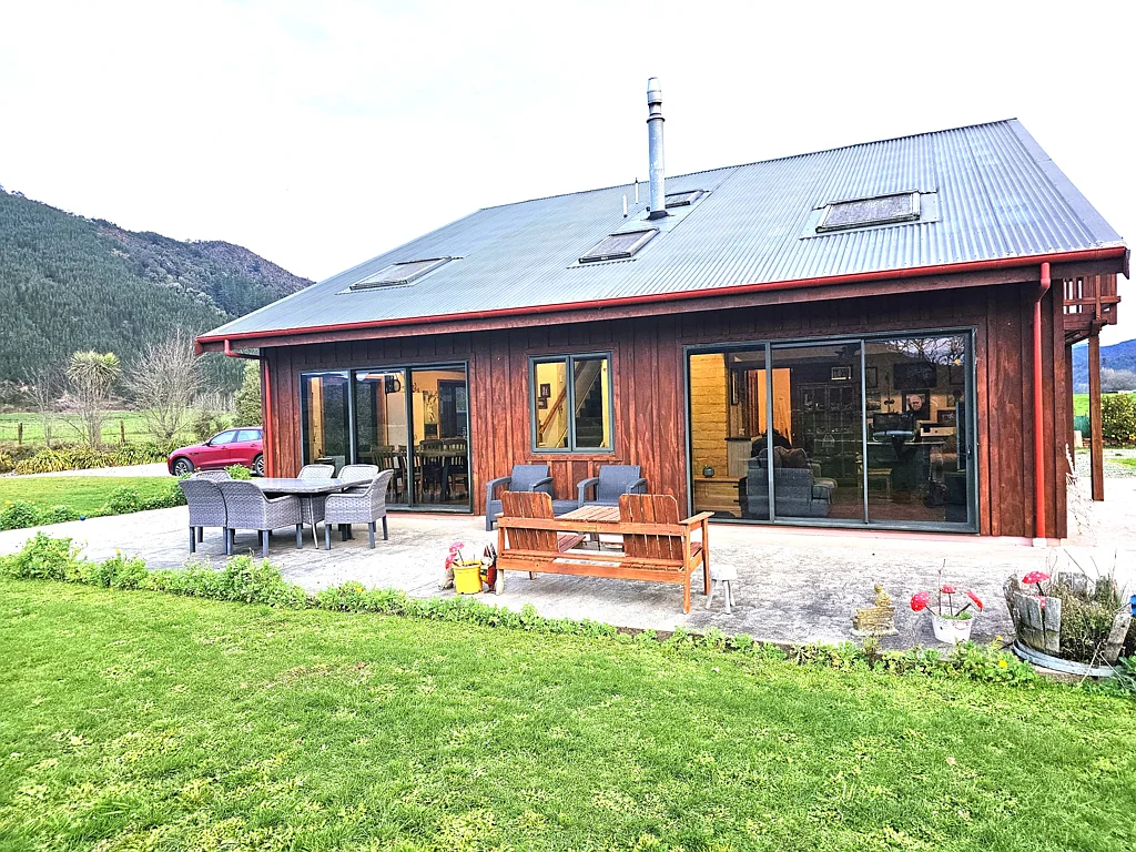 Murchison 3房  Elevated architectural home on 5.8 Hectares