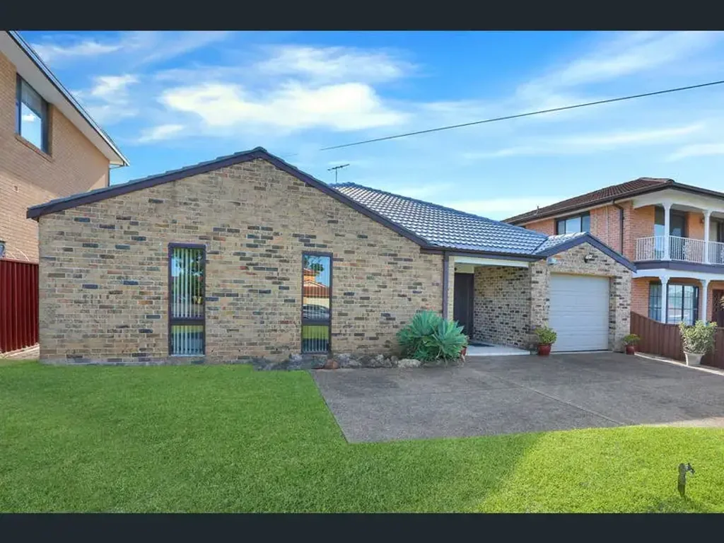 Spacious 4-Bedroom Family Home in Prime Location!