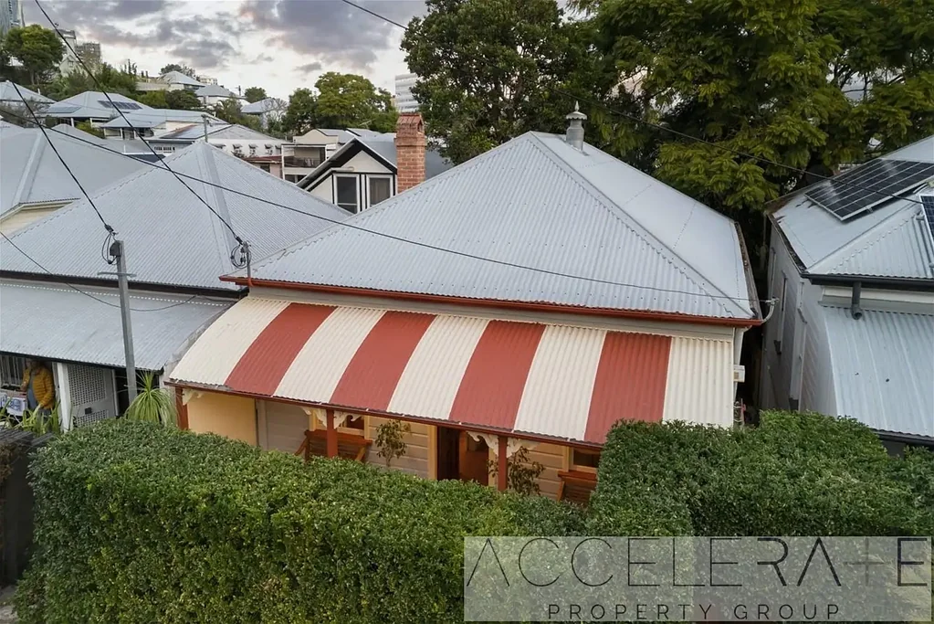 Come Home To This Quaint Cottage!