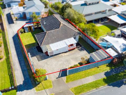 Browns Bay 4 Bedroom Live in and Love or Home Business Potential