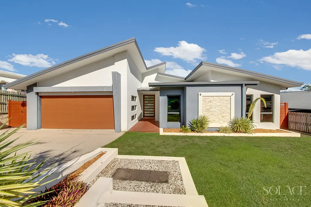 Clinton 4 Bedroom Luxury Family Living in Elevated Position!