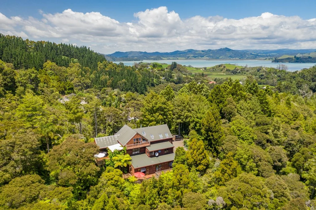 Taupo Bay/Totara North 7房  AWAY FROM THE MADDENING CROWDS
