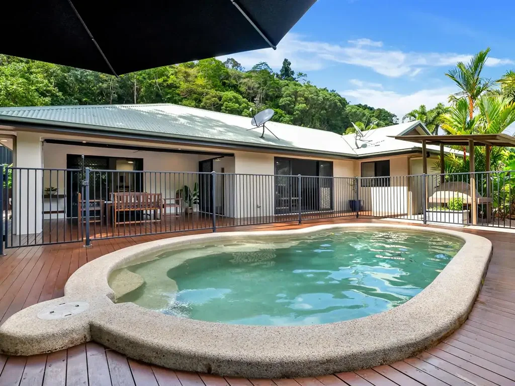 Redlynch 4Kwarto Relaxed Tropical Living with Pool & Mountain Views