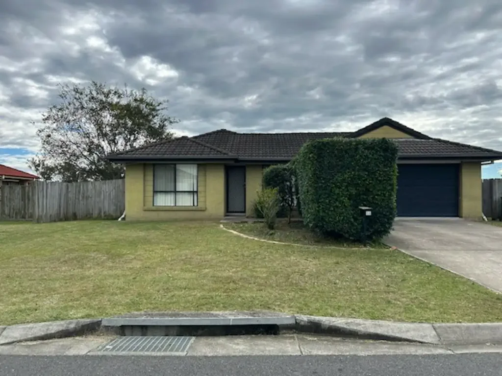 GREAT FAMILY HOME & LARGE YARD